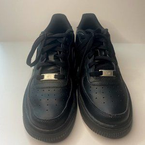 USED UNISEX Nike Air Force 1 LE BLACK (SIZE 6.5Y)
